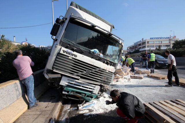 Ανατροπή νταλίκας στην Εθνική Οδό Αθηνών-Κορίνθου στο ύψος των Μεγάρων
