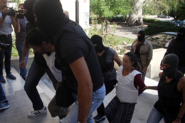 Βαρύς οπλισμός, πολλά αυτοκίνητα και μοτοσικλέτες στην γιάφκα του Μαραθώνα