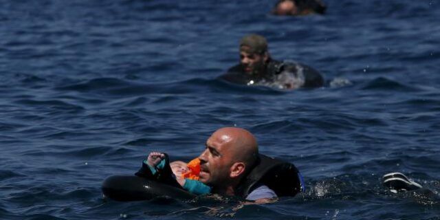 Φαρμακονήσι: Τέσσερα μωρά και έντεκα παιδιά ανάμεσα στους 34 νεκρούς. Τα καρέ του προσφυγικού δράματος