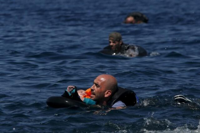 Φαρμακονήσι: Τέσσερα μωρά και έντεκα παιδιά ανάμεσα στους 34 νεκρούς. Τα καρέ του προσφυγικού δράματος