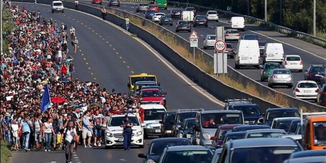 #MigrantMarch: Η πορεία των προσφύγων από την αφιλόξενη Ουγγαρία για τη “γη της Επαγγελίας”