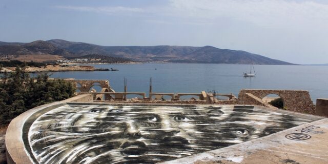 Ο WD στέλνει ένα συγκλονιστικό γκραφίτι στις ψυχές που χάθηκαν στα νερά του Αιγαίου