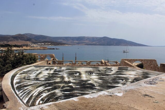 Ο WD στέλνει ένα συγκλονιστικό γκραφίτι στις ψυχές που χάθηκαν στα νερά του Αιγαίου