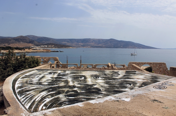 Ο WD στέλνει ένα συγκλονιστικό γκραφίτι στις ψυχές που χάθηκαν στα νερά του Αιγαίου