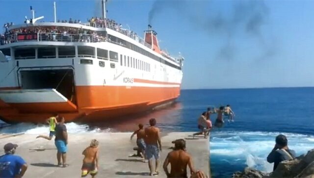 Βίντεο: Οι Σικινιώτες βούτηξαν στο λιμάνι για να αποχαιρετήσουν τους τουρίστες
