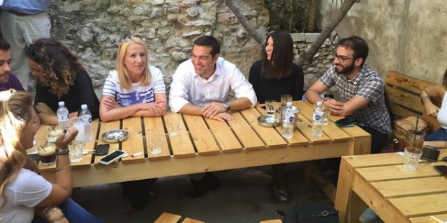 Με νέους στο Μοναστηράκι ο Αλέξης Τσίπρας. Ζήτησε προγνωστικά από τους δημοσιογράφους