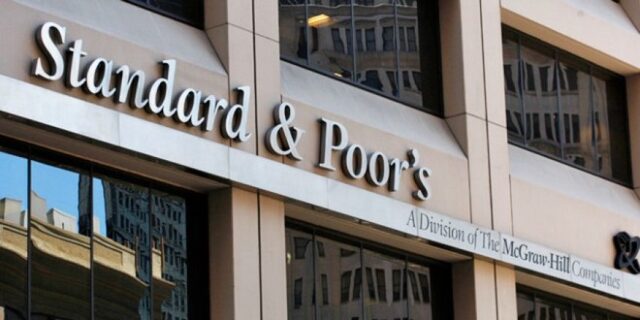 Standard and Poor’s: Μη βιώσιμο το χρέος χωρίς αναδιάρθρωση