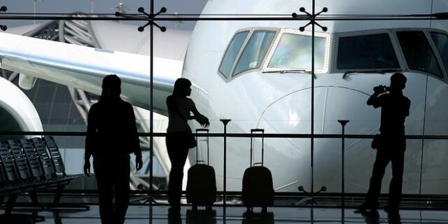 Ταξιδιωτικό γραφείο έκλεβε πελάτες και ανυποψίαστους κατόχους πιστωτικών καρτών με διαδικτυακές κρατήσεις