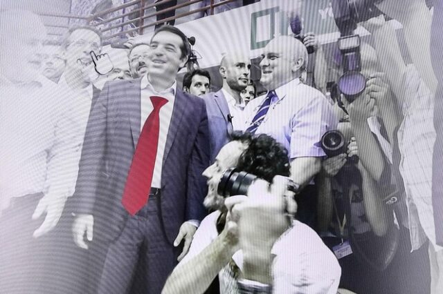 Όταν ο Τσίπρας φόρεσε γραβάτα