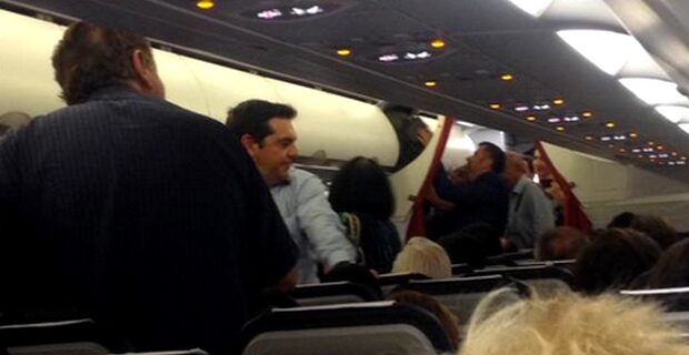 Σε οικονομική θέση ταξίδεψε ο Τσίπρας. Πώς τον υποδέχτηκαν οι επιβάτες