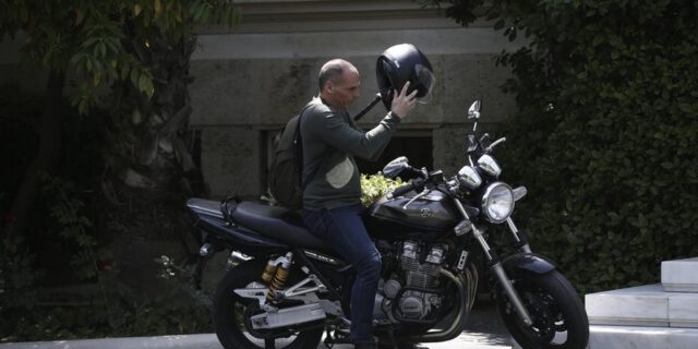 Βαρουφάκης: Όποιος αποδείξει ότι έχω δουλέψει έστω για 1′ σε fund κερδίζει τη μηχανή μου