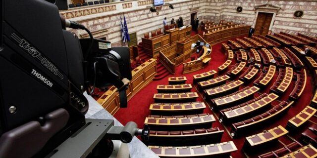 Αποφασισμένοι να προσέλθουν αύριο στα γραφεία τους οι συμβασιούχοι δημοσιογράφοι του Καναλιού Βουλής, παρά την απαγόρευση εισόδου