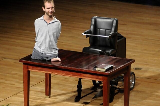 Η απίστευτη ιστορία του Nic Vujicic, του ανθρώπου που γεννήθηκε χωρίς χέρια και πόδια