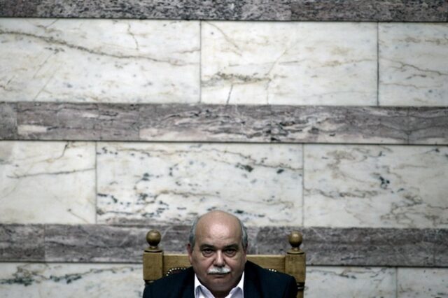 Βούτσης σε φωτορεπόρτερ: Να είστε προσεκτικοί με τις προσωπικές στιγμές των βουλευτών