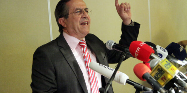 Δεν ανεξαρτητοποιείται ο Νικολόπουλος. Ξεκινά εκπομπή με τίτλο “Μαξίμου ακούει;”