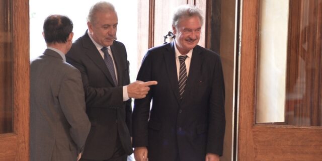 Επιτάχυνση της λειτουργίας των κέντρων υποδοχής, ζήτησαν Ασελμπορν και Αβραμόπουλος