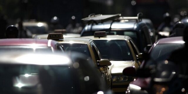 Τι αλλάζει στα τέλη κυκλοφορίας. Αυξήσεις και ειδικό τέλος δακτυλίου