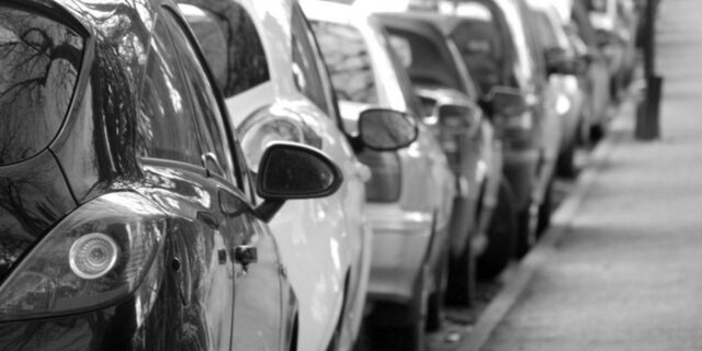 Η δημοτική αστυνομία θα αφαιρεί και πινακίδες για παράνομα σταθμευμένα αυτοκίνητα