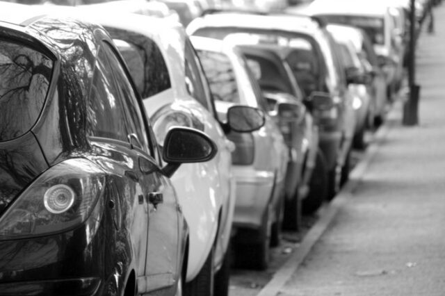 Η δημοτική αστυνομία θα αφαιρεί και πινακίδες για παράνομα σταθμευμένα αυτοκίνητα