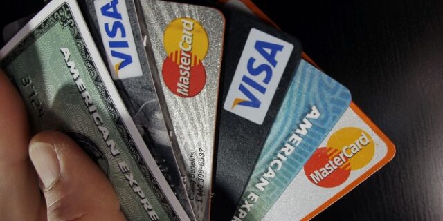ΙΟΒΕ: Ενίσχυση για τα ταμεία η αύξηση των ηλεκτρονικών συναλλαγών