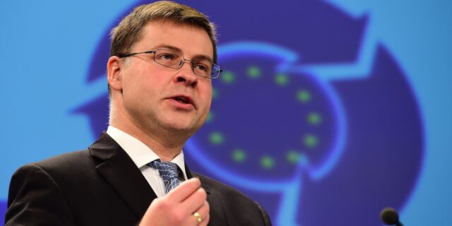 Ντομπρόβσκις: Περιμέναμε ανάπτυξη 2,5% στην Ελλάδα ενώ πλέον αναμένουμε ύφεση 2% με 2,5%