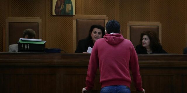 Αστυνομικός για Χρυσή Αυγή: “Ήμασταν 8, ήταν 50, με καδρόνια”