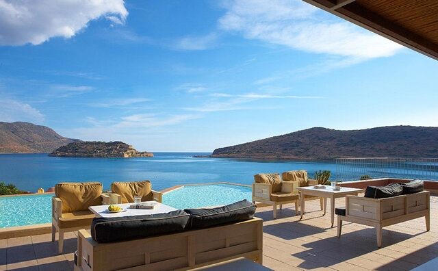 Το Domes of Elounda με σφραγίδα της Mariott International