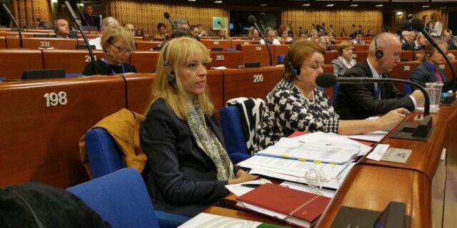 Δράσεις κατά του εξτρεμισμού και της ξενοφοβίας πρότεινε η Ρένα Δούρου στο Κογκρέσο των Τοπικών και Περιφερειακών Αρχών