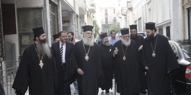 Έτσι εξηγεί η Εκκλησία το προνομιακό ‘χαλάρωμα’ των capital controls