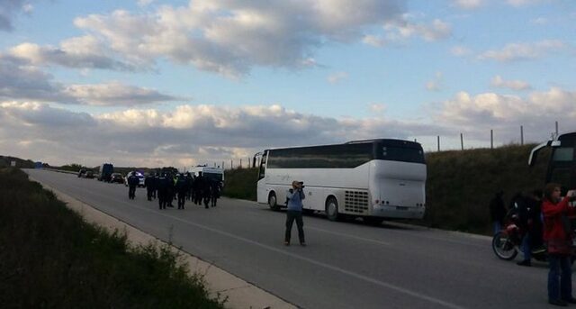 Ένταση και δακρυγόνα στις Καστανιές Έβρου κατά την πορεία ενάντια στο φράχτη