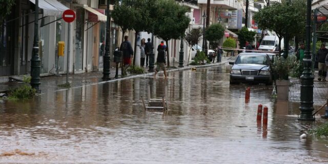 Καταστροφική κακοκαιρία σε όλη τη χώρα. Ένας νεκρός στο κέντρο του Μενιδίου