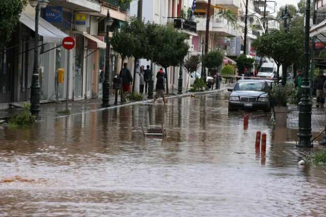 Καταστροφική κακοκαιρία σε όλη τη χώρα. Ένας νεκρός στο κέντρο του Μενιδίου