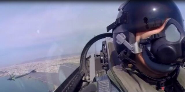 Οι ελιγμοί του F-16 και το μήνυμα του πιλότου: Το ΟΧΙ συμβολίζει την ενότητα των Ελλήνων