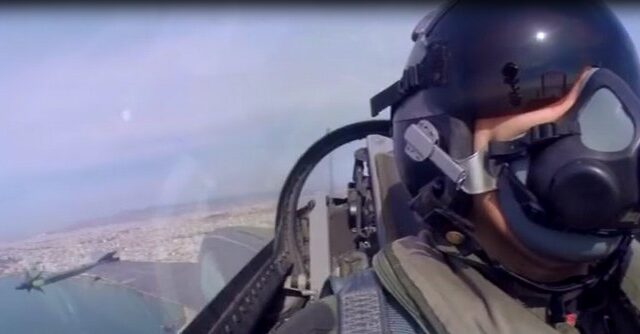 Οι ελιγμοί του F-16 και το μήνυμα του πιλότου: Το ΟΧΙ συμβολίζει την ενότητα των Ελλήνων