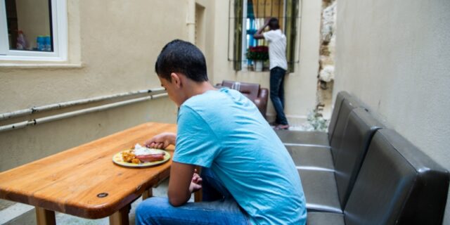 Μια μέρα με τους ανήλικους πρόσφυγες των Εξαρχείων