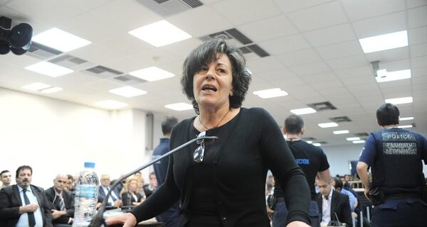 Δίκη Χρυσής Αυγής. Μάγδα Φύσσα προς υπερασπιστή: “Μεγαλύτερη περιουσία είναι το παιδί σου”
