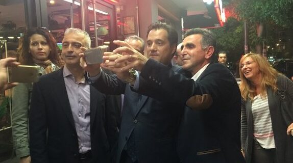 Γεωργιάδης: Στον Eθνικό Ύμνο στεκόμαστε προσοχή, όχι σαν μερικούς μερικούς με ανοιχτά τα πόδια και τα χέρια στις τσέπες