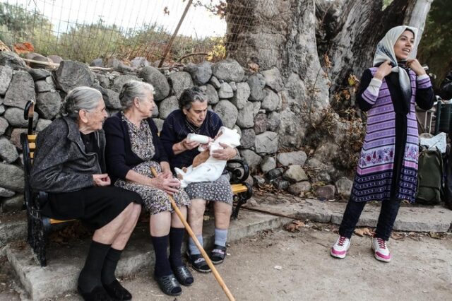 Μια φωτογραφία, εκατομμύρια λέξεις ανθρωπιάς. Η ιστορία πίσω από το καρέ με τις γιαγιάδες και το προσφυγόπουλο