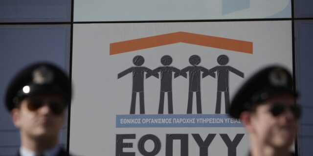 Δικαιολογίες με άρωμα “φακελακίου” από τον ΙΣΑ: Γιατί οι γιατροί δεν δέχονται πληρωμές με πιστωτική