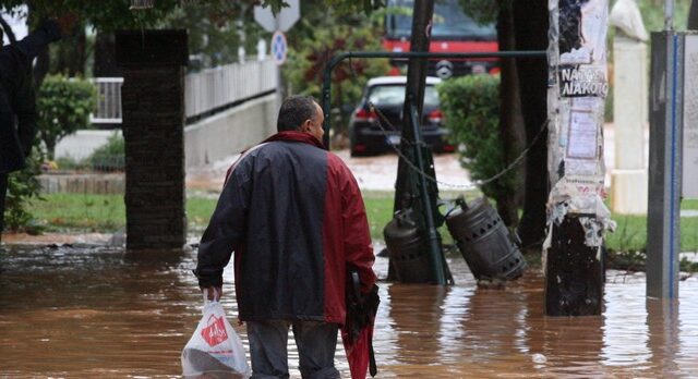 Καταστροφική κακοκαιρία στην Αττική. Πάνω από 4.000 κλήσεις σε Πυροσβεστική και Άμεση Δράση