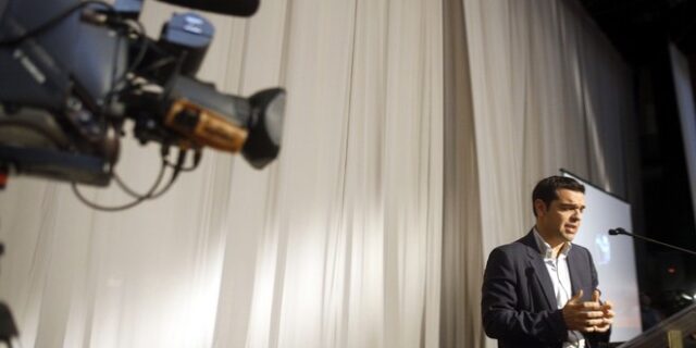 Στα τηλε-παράθυρα επιμένουν οι υπουργοί και οι βουλευτές του ΣΥΡΙΖΑ