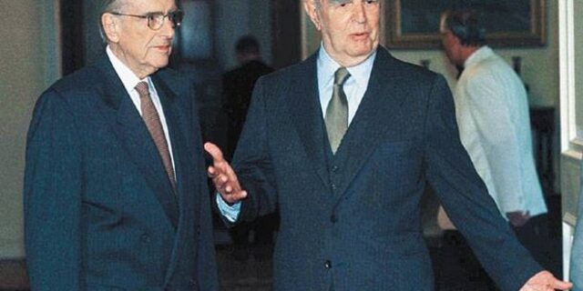 Από το λυκόφως του Καραμανλή και το λυκαυγές του Ανδρέα στο σημερινό χάος