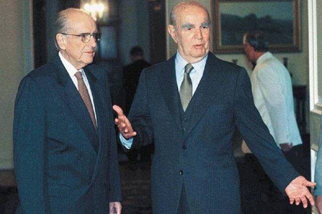 Από το λυκόφως του Καραμανλή και το λυκαυγές του Ανδρέα στο σημερινό χάος