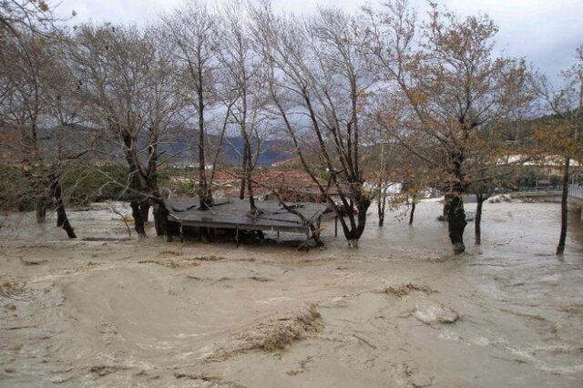 Προβλήματα από την κακοκαιρία στο επαρχιακό δίκτυο της Ηπείρου. Ανεμοστρόβιλος έπληξε χωριά της Δωδώνης