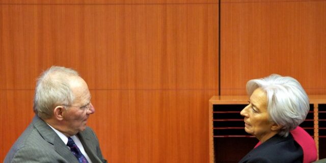 Στα χαρακώματα οι δανειστές για το ελληνικό χρέος