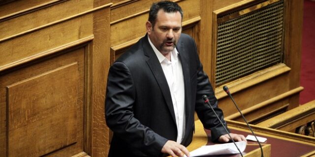 Χαμός στη Βουλή από προκλητική επίθεση Χρυσαυγιτών σε ΚΚΕ και Σκουρλέτη