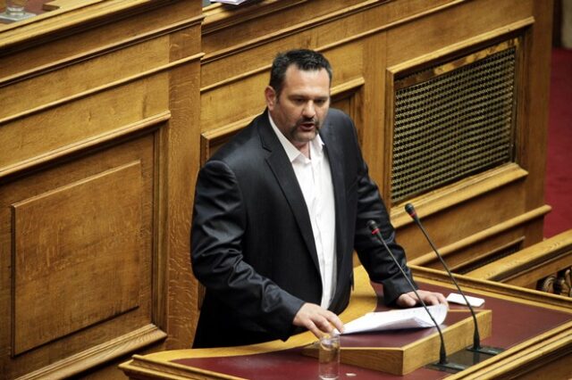Χαμός στη Βουλή από προκλητική επίθεση Χρυσαυγιτών σε ΚΚΕ και Σκουρλέτη