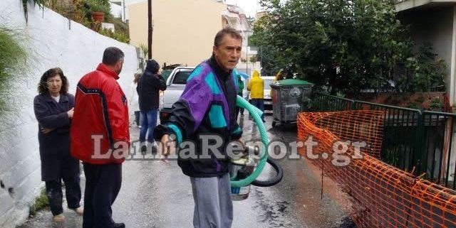 Λαμία: Υποχώρησε ο δρόμος. Από τύχη γλύτωσε ένα κοριτσάκι