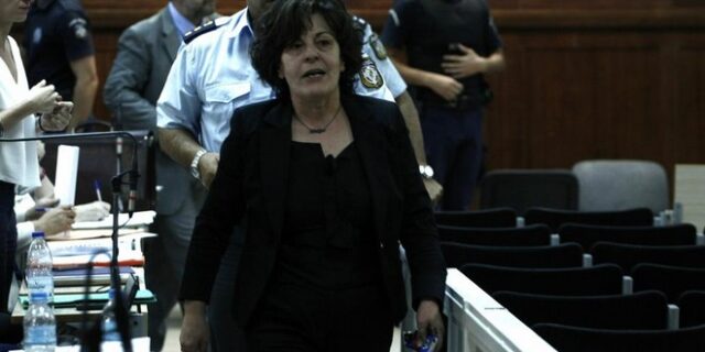 Δίκη Χρυσής Αυγής: Η μητέρα του Παύλου Φύσσα πέταξε μπουκάλι στον Ρουπακιά