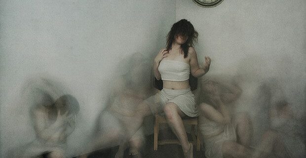 Μηχανή του Χρόνου: “Πέσε στις γραμμές του τρένου”, “είμαι εδώ για σένα”. Οι φωνές που ακούν οι σχιζοφρενείς